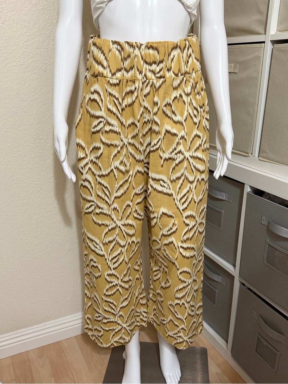 Kourt Willow Crop Wide Leg Elastic Waist Floral Print Relaxed fit Pants Medium